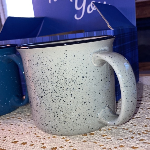 - Two beautiful box coffee mugs - Picture 3 of 4